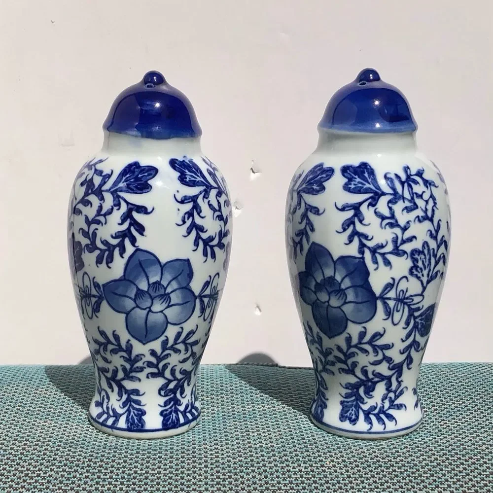SALT & PEPPER SHAKERS BLUE/WHITE GLOSSY 7 INC cj4